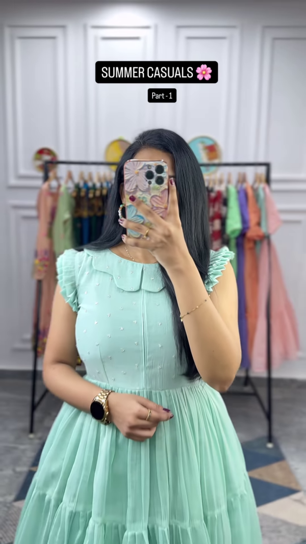 Women’s Light Green Tiered Ruffle Dress – Summer Casualwear with Mirror Portrait Styling