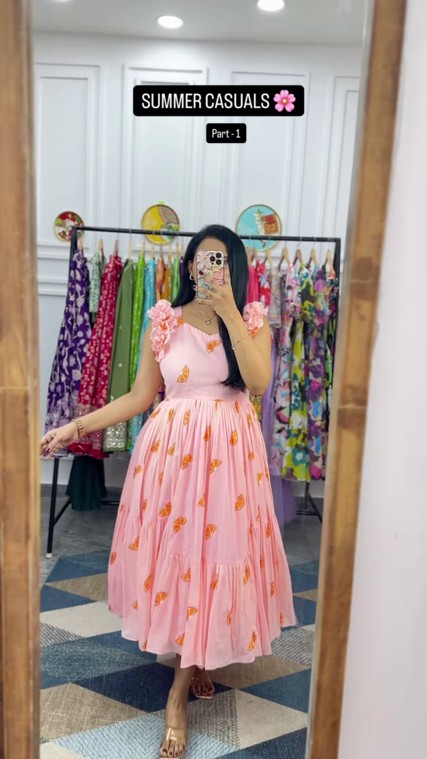Women’s Light Green Tiered Ruffle Dress – Summer Casualwear with Mirror Portrait Styling