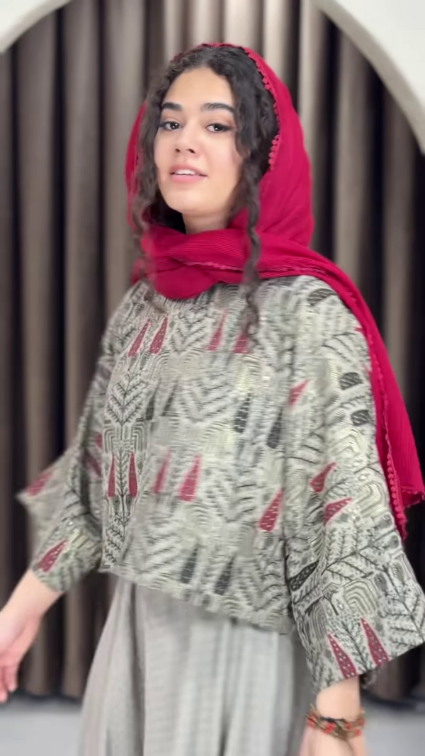 1171-1.png Women’s Red Printed Headscarf with Abstract Top & Gray Wide-Leg Pants – Boho Urban Doorway Portrait Ensemble