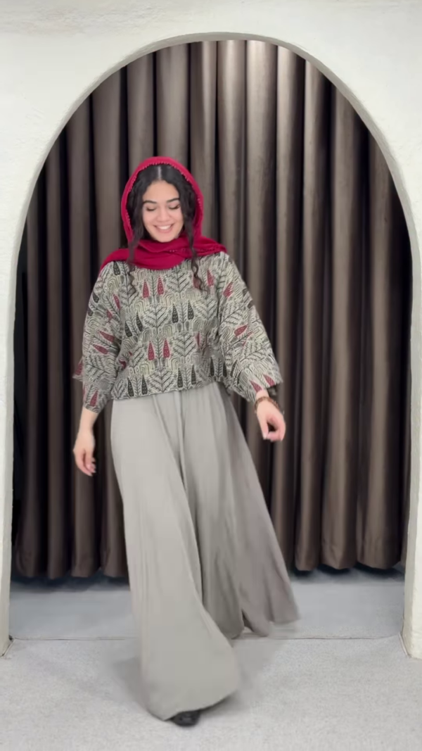 1171-2.png Women’s Red Printed Headscarf with Abstract Top & Gray Wide-Leg Pants – Boho Urban Doorway Portrait Ensemble
