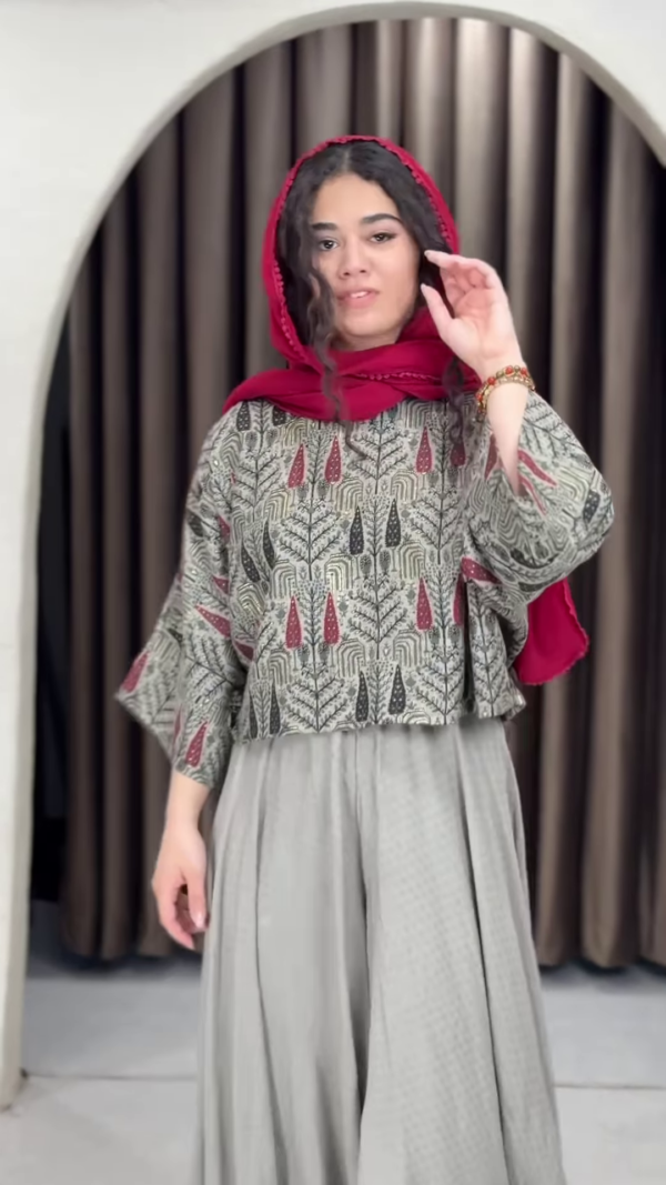 1171-3.png Women’s Red Printed Headscarf with Abstract Top & Gray Wide-Leg Pants – Boho Urban Doorway Portrait Ensemble