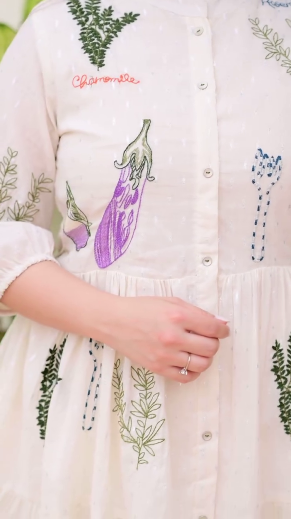 Women’s Cream Floral Embroidered Kurti with Matching Pants and Chain Strap Handbag – Ethnic Fusion Summerwear Edit