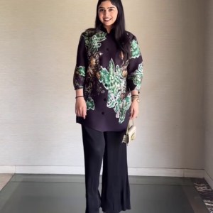 1193-1.png Women’s Green Floral Long Top with Black Wide-Leg Pants & Beige Sling Bag – Indo-Western Streetwear Ensemble for Everyday Styling