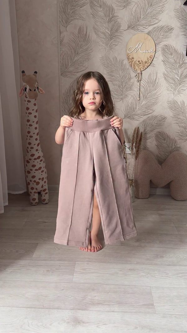 1207-2.png Kids’ Light Brown Co-Ord Set with Long Sleeves & White Sneakers – Neutral-Tone Outfit Styled with Giraffe Plush & Personalized Decor