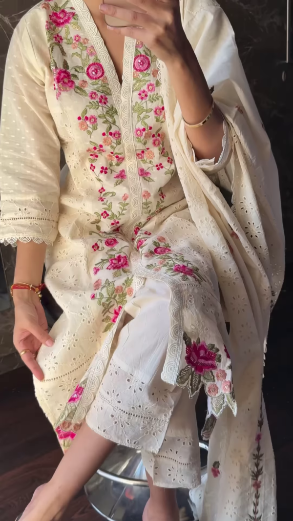 130-1.png Ivory Floral Embroidered Cotton Kurta
