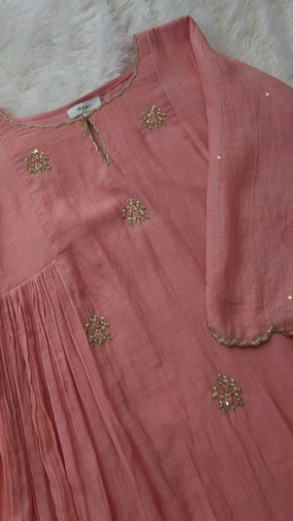 134-1.png Elegant Hand-Embroidered Kurta Set – Rose Pink